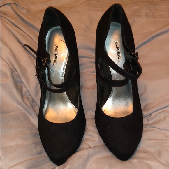 Size 8 black pumps - Picture 2 of 3